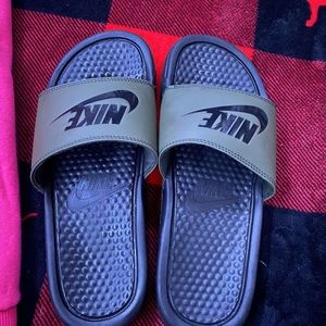 SIZE 7 MENS NIKE SLIDES